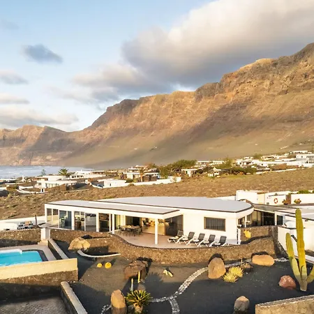 Canaryislandshost I Serena *