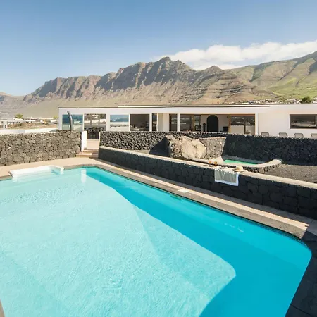 Canaryislandshost I Serena Villa Famara